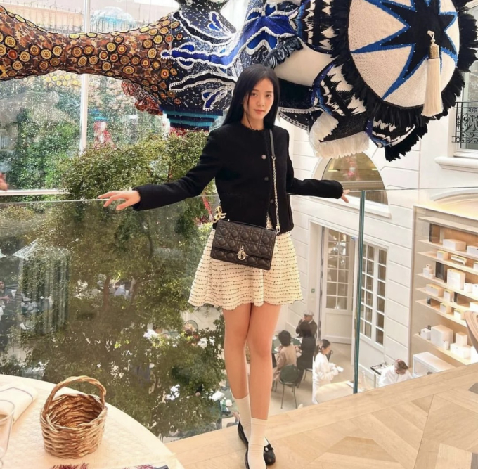 Sắc đen ngập tr&agrave;n tủ đồ thu đ&ocirc;ng của BLACKPINK: M&oacute;n n&agrave;o nh&igrave;n cũng xịn, học theo l&agrave; n&acirc;ng cấp phong c&aacute;ch - Ảnh 8.
