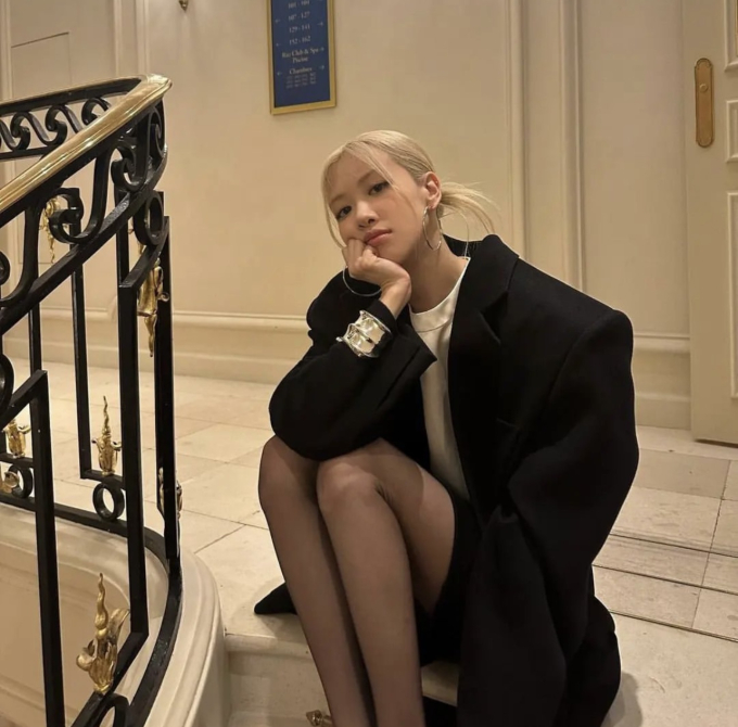 Sắc đen ngập tr&agrave;n tủ đồ thu đ&ocirc;ng của BLACKPINK: M&oacute;n n&agrave;o nh&igrave;n cũng xịn, học theo l&agrave; n&acirc;ng cấp phong c&aacute;ch - Ảnh 6.