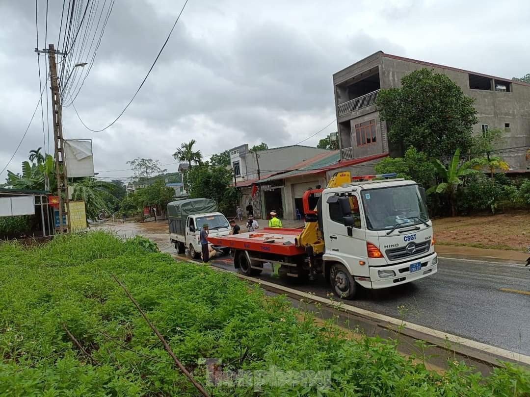 Mưa lớn ở Yên Bái khiến giao thông tê liệt, tạm dừng chạy tàu Hà Nội-Lào Cai - Ảnh 4.