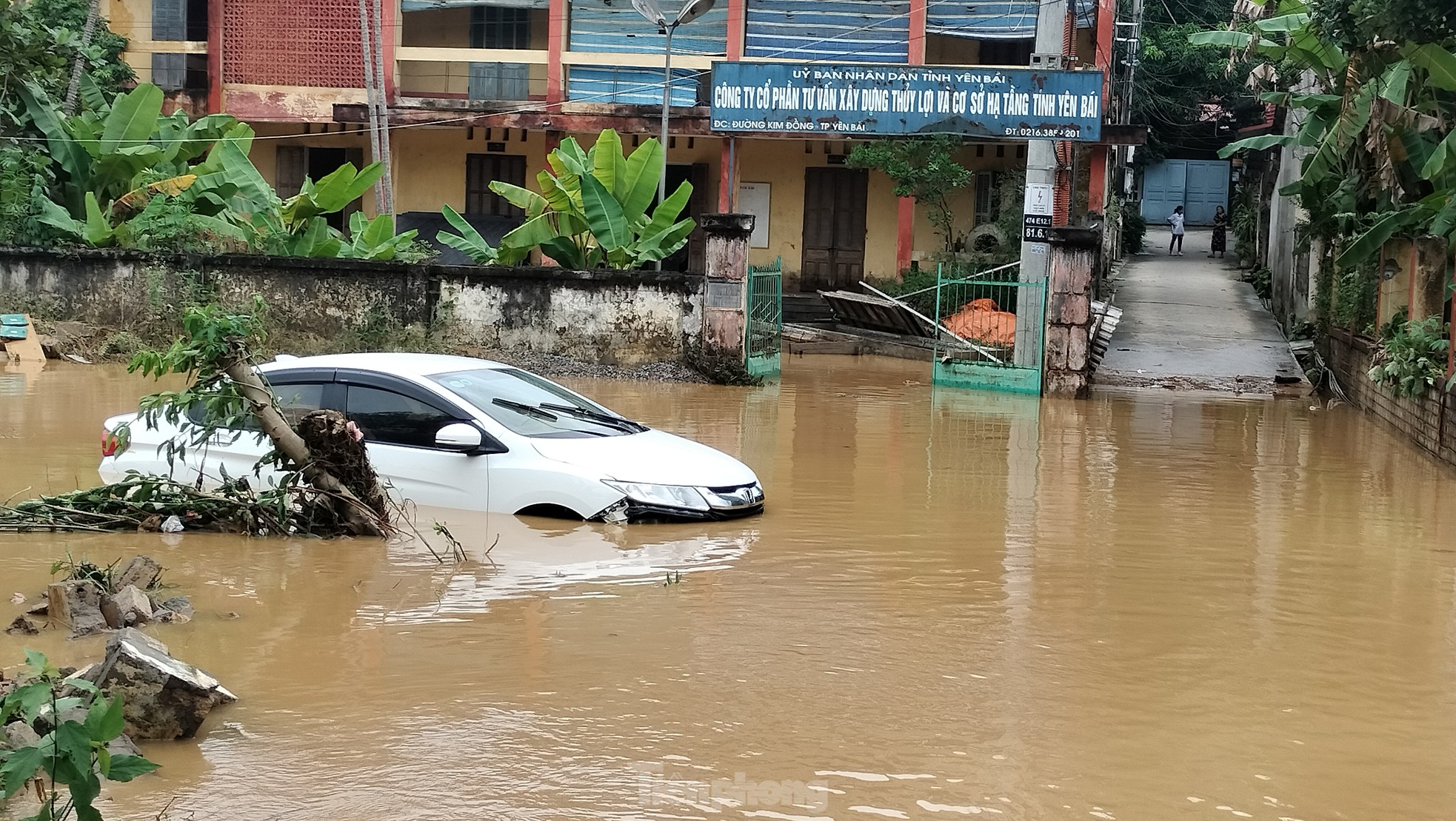 Mưa lớn ở Yên Bái khiến giao thông tê liệt, tạm dừng chạy tàu Hà Nội-Lào Cai - Ảnh 3.