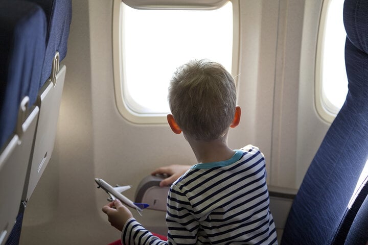 Trẻ em nên ngồi ở đâu khi đi máy bay? - Ảnh 2.