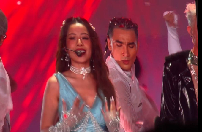 Chi Pu và Pháp Kiều cùng đu bay trên sân khấu Rap Việt Concert, đọ dáng khi catwalk cực 'slay'! - Ảnh 3. Chi Pu và Pháp Kiều cùng đu bay trên sân khấu Rap Việt Concert, đọ dáng khi catwalk cực 'slay'! - Ảnh 3.