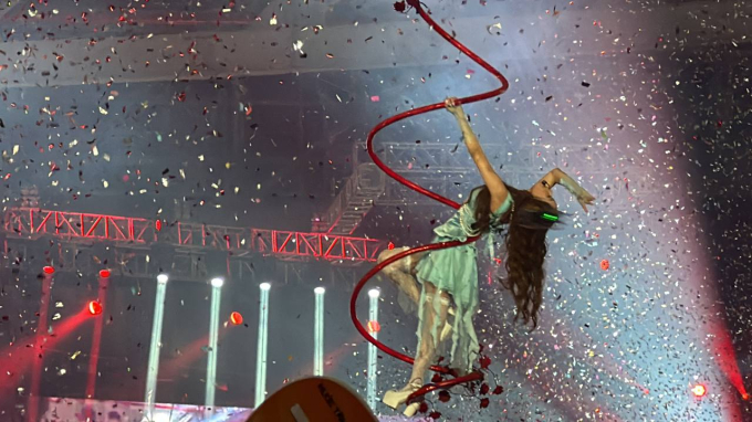Chi Pu và Pháp Kiều cùng đu bay trên sân khấu Rap Việt Concert, đọ dáng khi catwalk cực 'slay'! - Ảnh 4. Chi Pu và Pháp Kiều cùng đu bay trên sân khấu Rap Việt Concert, đọ dáng khi catwalk cực 'slay'! - Ảnh 4.