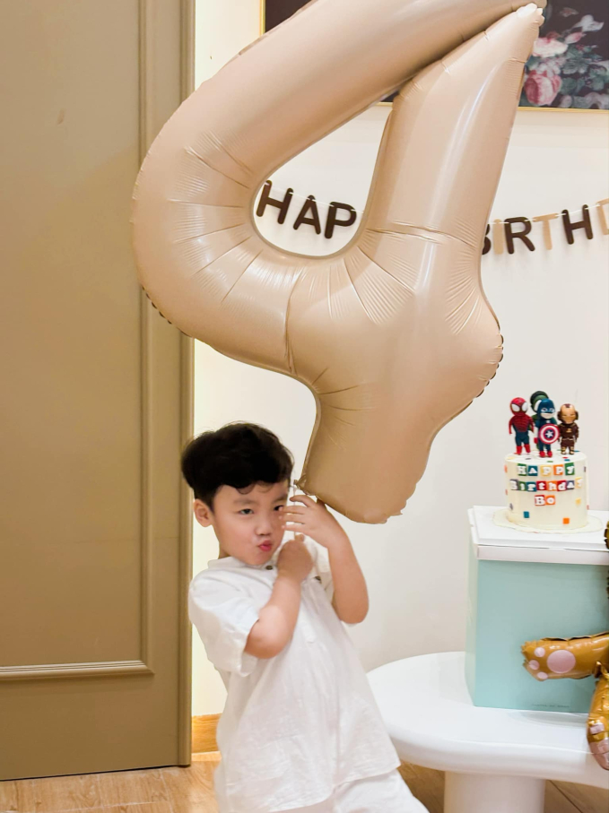 Hòa Minzy tổ chức sinh nhật cho bé Bo, biểu cảm đáng yêu của quý tử gây sốt - Ảnh 3.