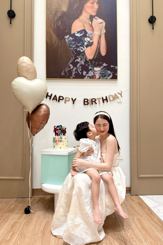 Hòa Minzy tổ chức sinh nhật cho bé Bo, biểu cảm đáng yêu của quý tử gây sốt - Ảnh 1.