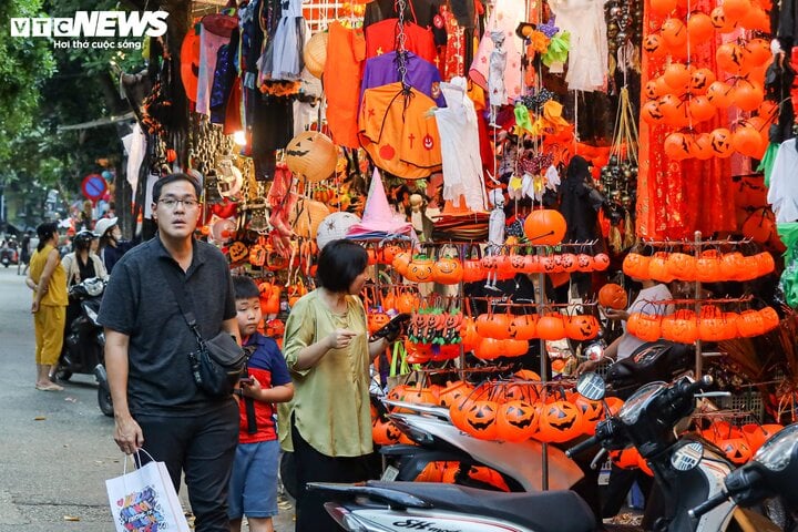 Sau rằm Trung thu, 'thủ phủ' Hàng Mã lại rực sắc màu Halloween - Ảnh 17.