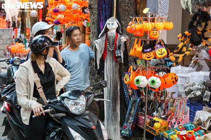 Sau rằm Trung thu, 'thủ phủ' Hàng Mã lại rực sắc màu Halloween - Ảnh 6.