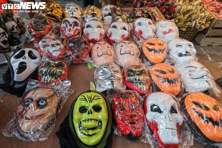 Sau rằm Trung thu, 'thủ phủ' Hàng Mã lại rực sắc màu Halloween - Ảnh 12.