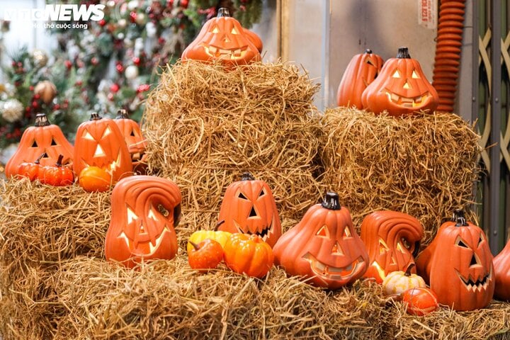 Sau rằm Trung thu, 'thủ phủ' Hàng Mã lại rực sắc màu Halloween - Ảnh 10.