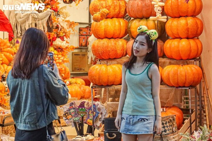 Sau rằm Trung thu, 'thủ phủ' Hàng Mã lại rực sắc màu Halloween - Ảnh 16.