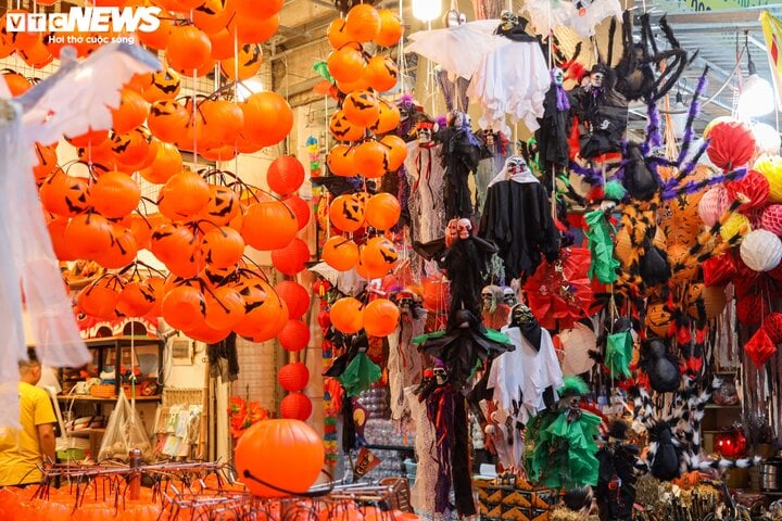 Sau rằm Trung thu, 'thủ phủ' Hàng Mã lại rực sắc màu Halloween - Ảnh 15.