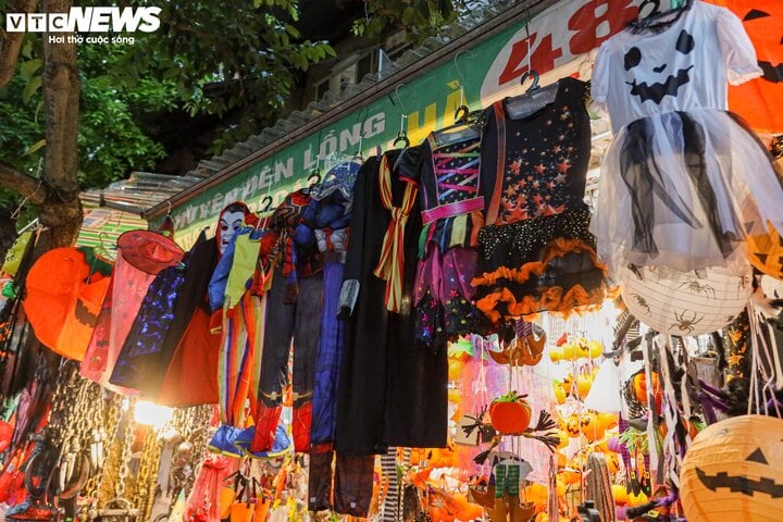 Sau rằm Trung thu, 'thủ phủ' Hàng Mã lại rực sắc màu Halloween - Ảnh 8.