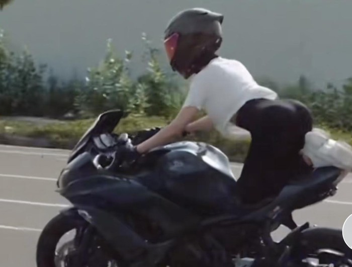 Vụ người mẫu Ngọc Trinh “diễn xiếc” trên mô tô: Không có bằng lái, công an tạm giữ phương tiện - Ảnh 1. Vụ người mẫu Ngọc Trinh “diễn xiếc” trên mô tô: Không có bằng lái, công an tạm giữ phương tiện - Ảnh 1.