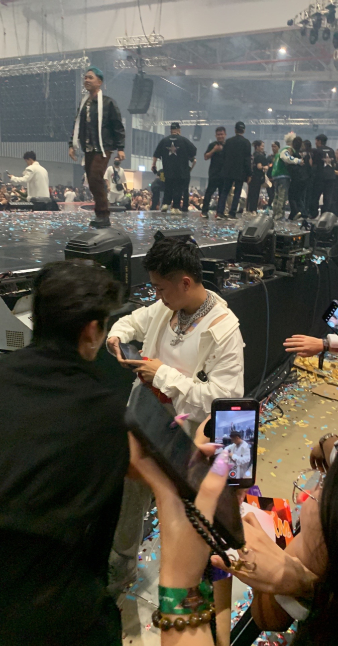 Rapper hôn vợ đắm đuối, DLow quá đẹp trai lọt vào ống kính của fan tại concert Rap Việt - Ảnh 6.