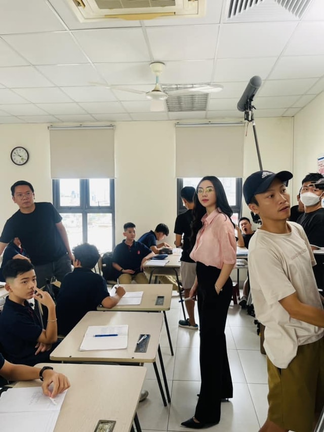 Lộ ảnh Quỳnh Kool làm giáo viên trường quốc tế, vóc dáng bé nhỏ ngang học sinh cấp 2 - Ảnh 4.