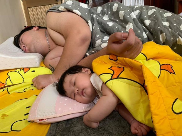 Hình ảnh 3 bố con ôm nhau ngủ khiến dân mạng cười sảng: &quot;Cần gì xét nghiệm ADN nữa&quot; - Ảnh 3.