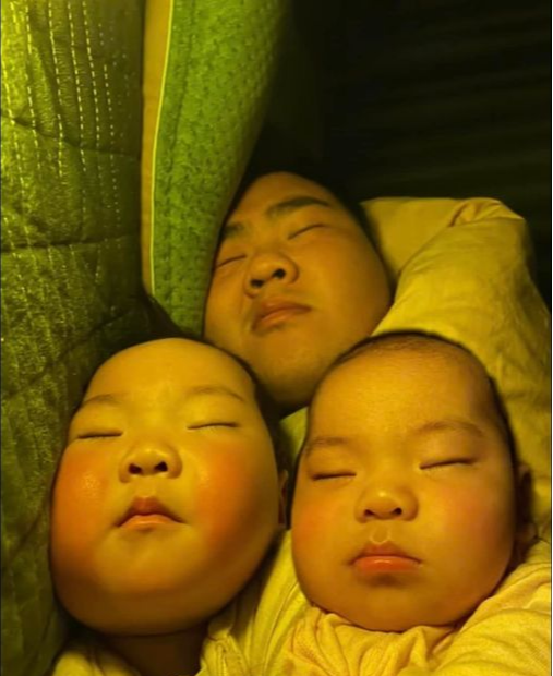 Hình ảnh 3 bố con ôm nhau ngủ khiến dân mạng cười sảng: &quot;Cần gì xét nghiệm ADN nữa&quot; - Ảnh 1.