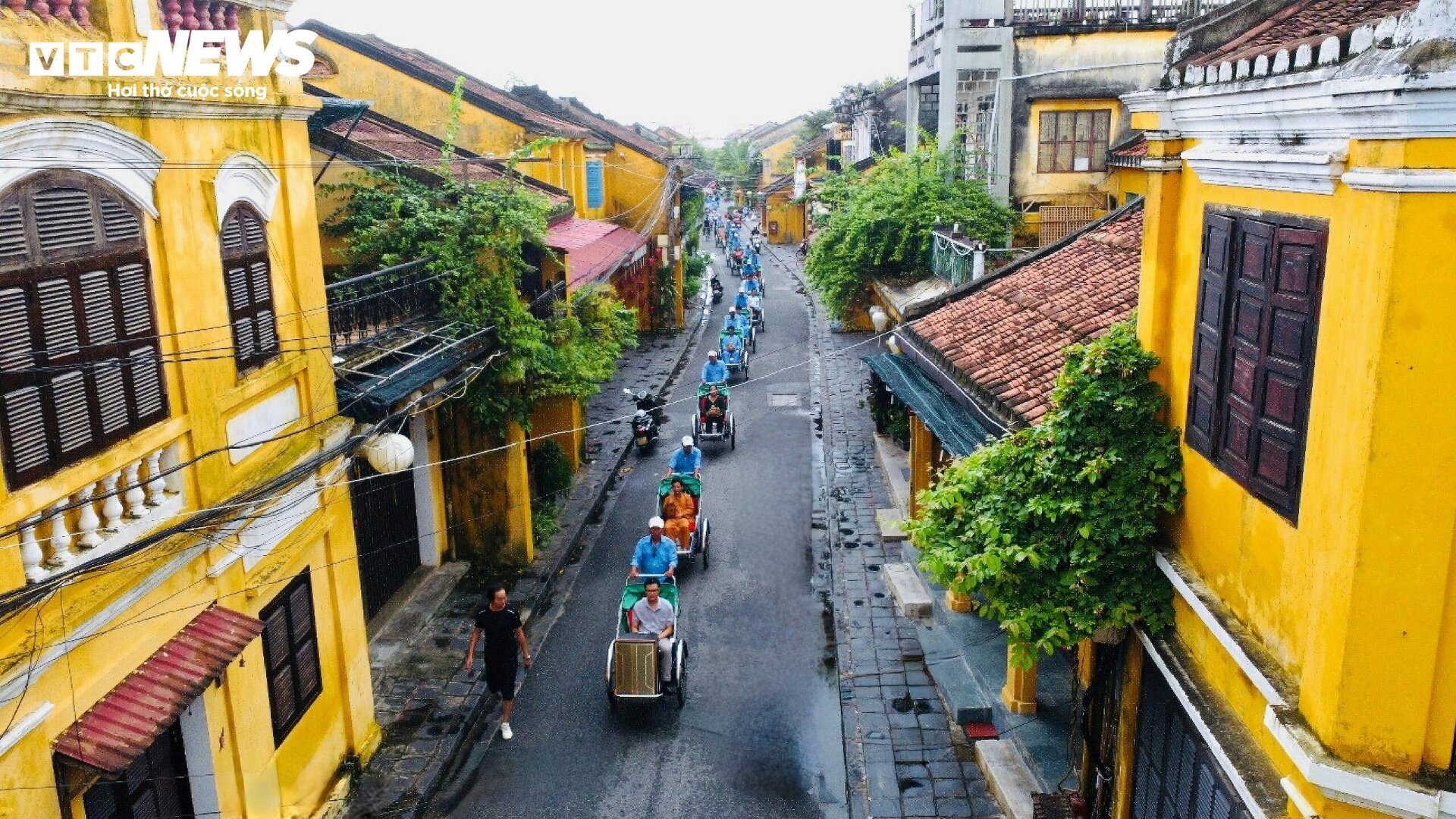 Nghệ nhân Hội An mang sản phẩm gốc tre, đèn lồng ngồi xích lô diễu hành phố cổ - Ảnh 1.