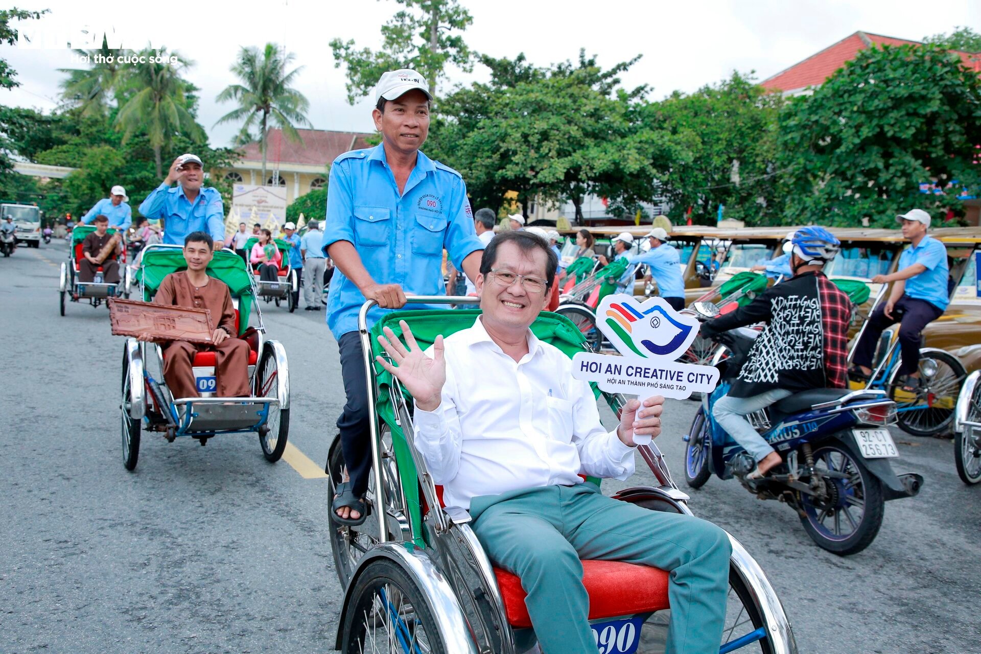 Nghệ nhân Hội An mang sản phẩm gốc tre, đèn lồng ngồi xích lô diễu hành phố cổ - Ảnh 3.