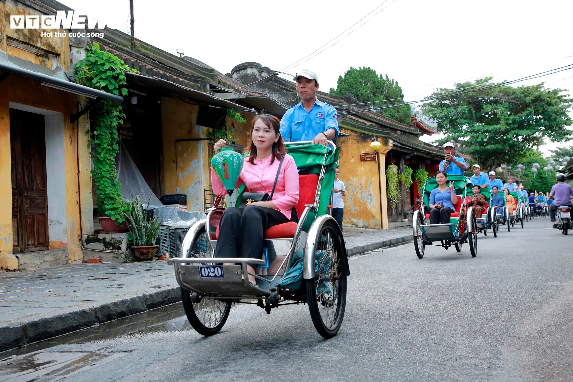 Nghệ nhân Hội An mang sản phẩm gốc tre, đèn lồng ngồi xích lô diễu hành phố cổ - Ảnh 8.