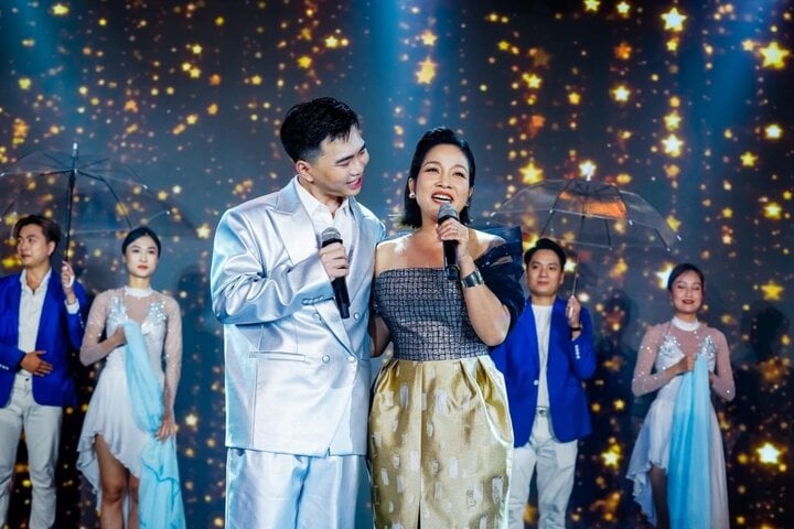 'Thiếu gia nghìn tỷ' Kiey run khi song ca với diva Mỹ Linh - Ảnh 1. 'Thiếu gia nghìn tỷ' Kiey run khi song ca với diva Mỹ Linh - Ảnh 1.