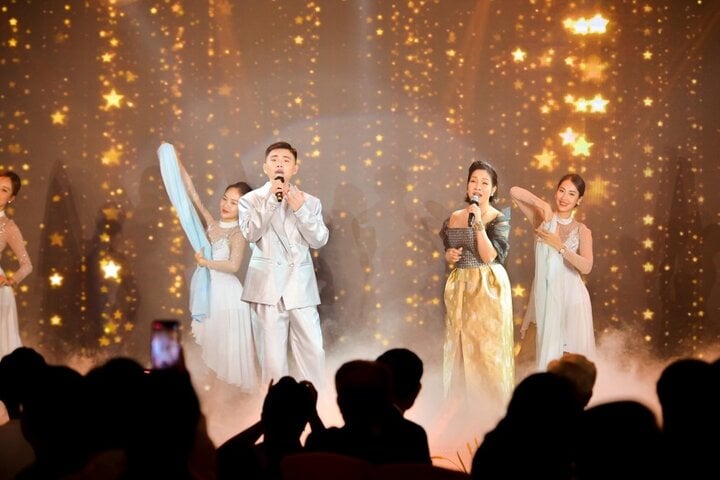 'Thiếu gia nghìn tỷ' Kiey run khi song ca với diva Mỹ Linh - Ảnh 2. 'Thiếu gia nghìn tỷ' Kiey run khi song ca với diva Mỹ Linh - Ảnh 2.