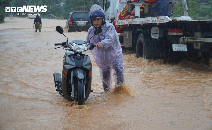 Dự báo thời tiết ngày 2/11: Thừa Thiên Huế - Bình Định mưa to đến rất to - Ảnh 1.