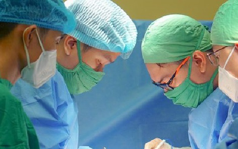 Người đàn ông vỡ đôi gan, vỡ tá tràng do tai nạn từ máy bào gỗ - Ảnh 1.