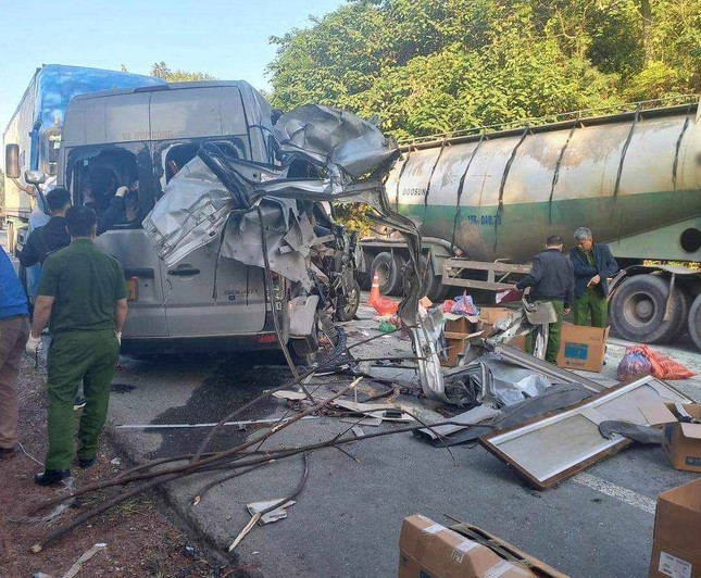 Vụ tai nạn thảm khốc tại Lạng Sơn: Khởi tố vụ án, tạm giữ tài xế xe khách - Ảnh 1.