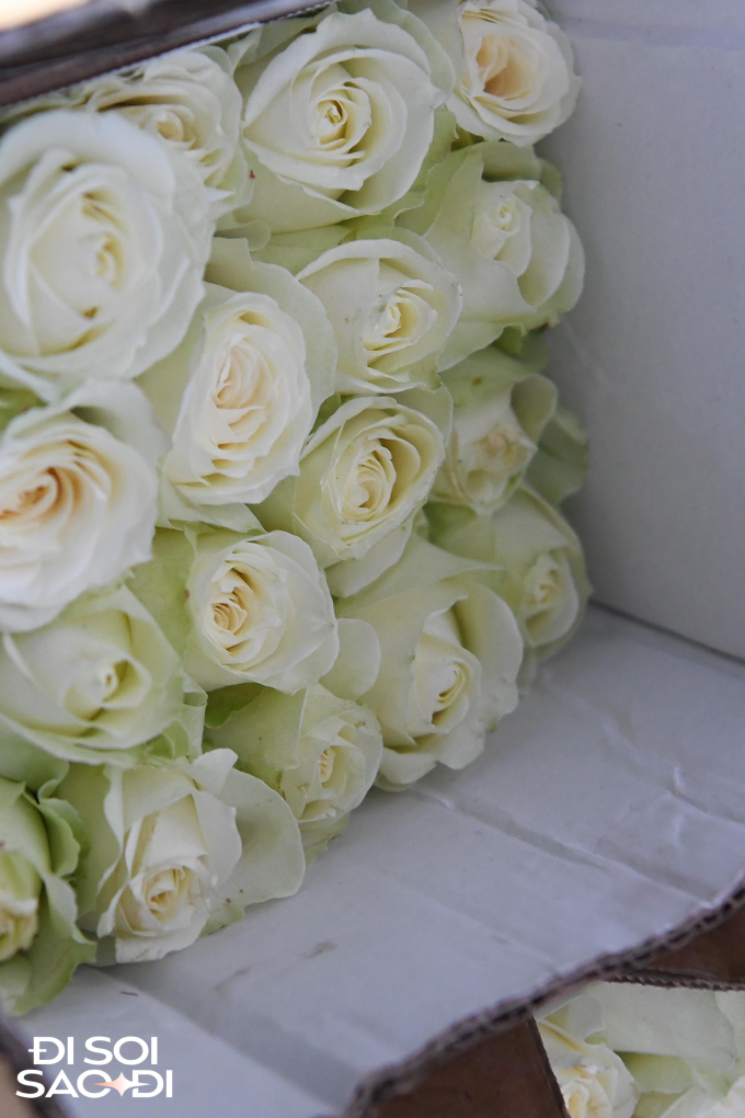 Đám cưới Đoàn Văn Hậu trang trí bằng hoa tươi nhập khẩu, cô dâu Doãn Hải My cử người xuống giám sát cắm hoa - Ảnh 9.