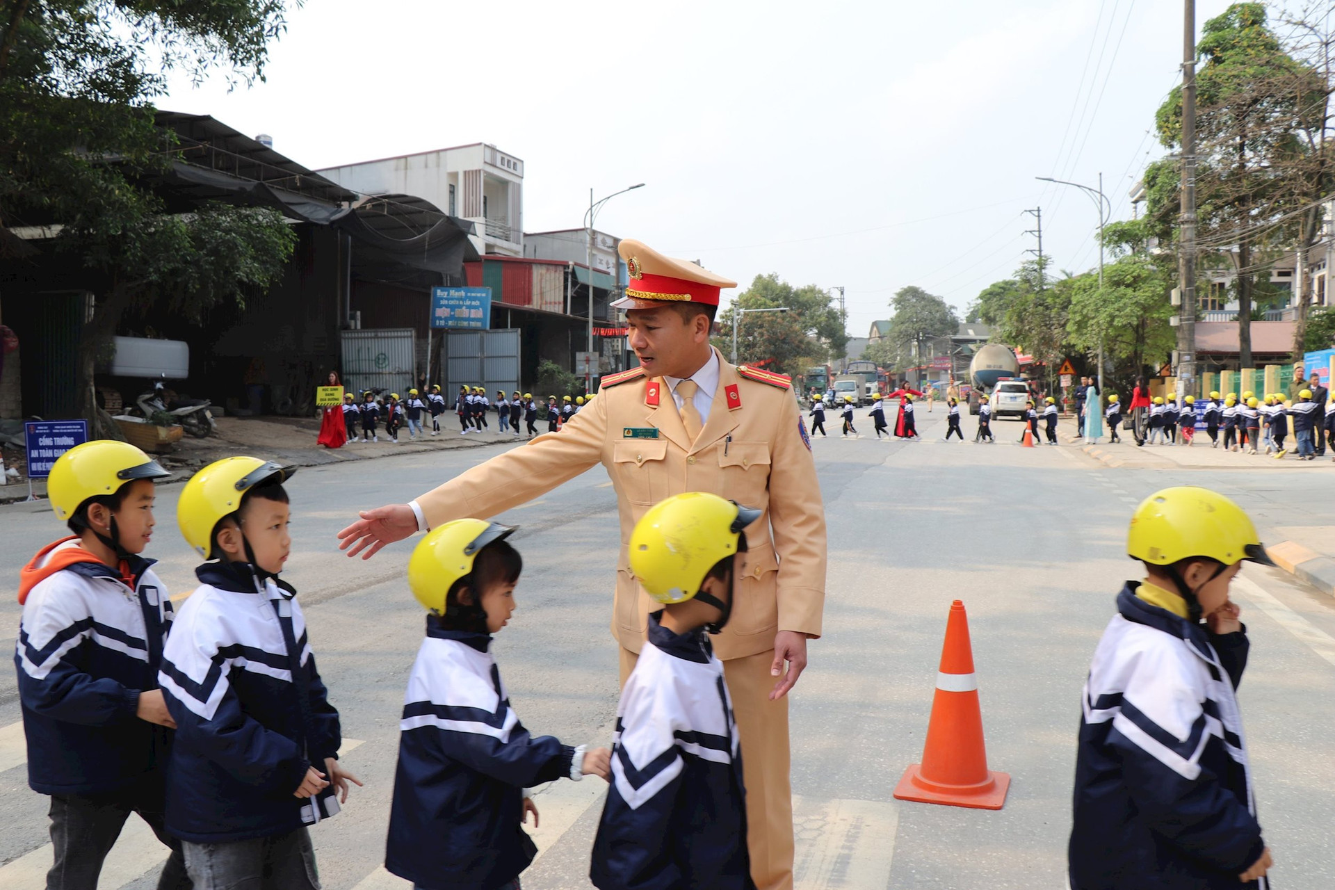 “Bạn đồng hành” kiến tạo đường đến trường an toàn cho 13.000+ học sinh: Để hành trình tiếp thu tri thức không còn rình rập hiểm nguy - Ảnh 1.