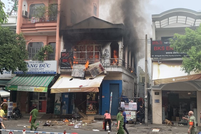 Căn nhà 1 trệt, 1 lầu ở quận Tân Phú - TPHCM bùng lửa sau tiếng nổ - Ảnh 2.