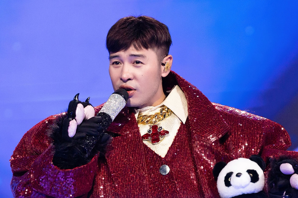 "Ca sĩ mặt nạ": Bố Gấu lộ diện là ca sĩ từng vắng bóng 10 năm, dàn cố vấn đoán đúng 100% - Ảnh 3. "Ca sĩ mặt nạ": Bố Gấu lộ diện là ca sĩ từng vắng bóng 10 năm, dàn cố vấn đoán đúng 100% - Ảnh 3.