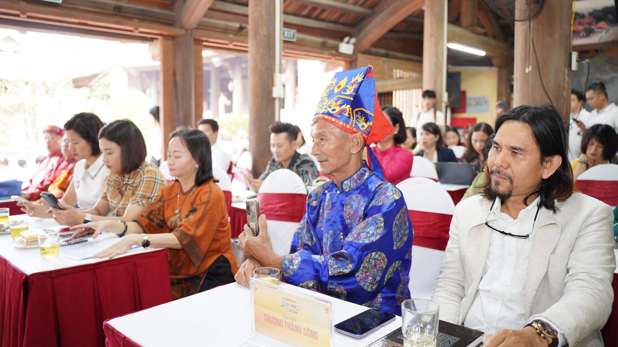 Linh thiêng đình Chèm - Dòng chảy tinh hoa: Tìm đến với những điều cốt lõi trong "hồn cốt" dân tộc Việt - Ảnh 2. Linh thiêng đình Chèm - Dòng chảy tinh hoa: Tìm đến với những điều cốt lõi trong "hồn cốt" dân tộc Việt - Ảnh 2.