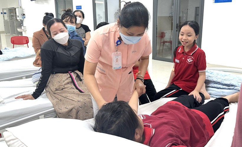 8 học sinh nhập viện sau bữa ăn sáng - Ảnh 1. 8 học sinh nhập viện sau bữa ăn sáng - Ảnh 1.