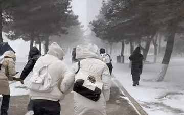 Bão tuyết bất thường càn quét Trung Quốc: Người dân co ro vật lộn với thời tiết kinh hoàng, hàng loạt trường học đóng cửa vì giá lạnh