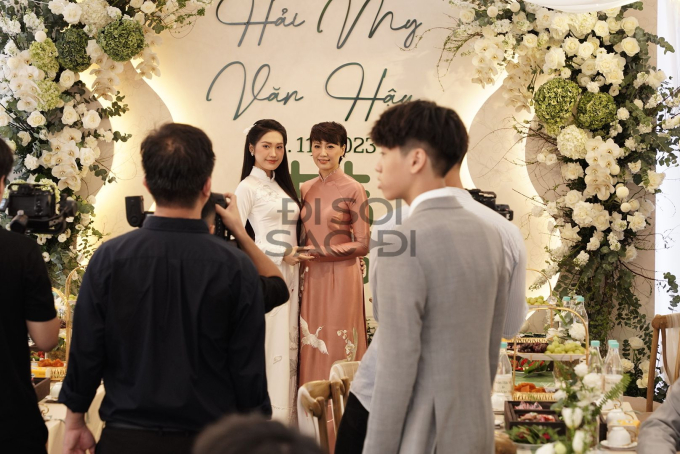 Doãn Hải My chính thức lộ diện trong đám hỏi, Đoàn Văn Hậu ngồi xe 50 tỷ cùng đoàn xích lô mang sính lễ khủng đến nhà gái - Ảnh 1. Doãn Hải My chính thức lộ diện trong đám hỏi, Đoàn Văn Hậu ngồi xe 50 tỷ cùng đoàn xích lô mang sính lễ khủng đến nhà gái - Ảnh 1.