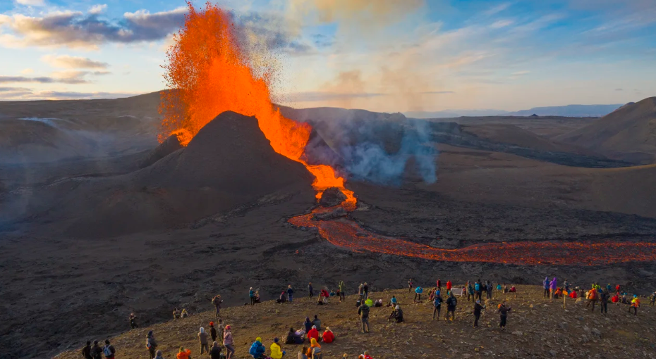 Ghi nhận 3.200 trận động đất, nguy cơ phun trào núi lửa cao, Iceland sơ tán dân - Ảnh 1.
