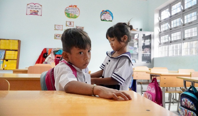 Cô học trò lớp 1 làm "đôi chân" đưa bạn đến trường - Ảnh 1. Cô học trò lớp 1 làm "đôi chân" đưa bạn đến trường - Ảnh 1.