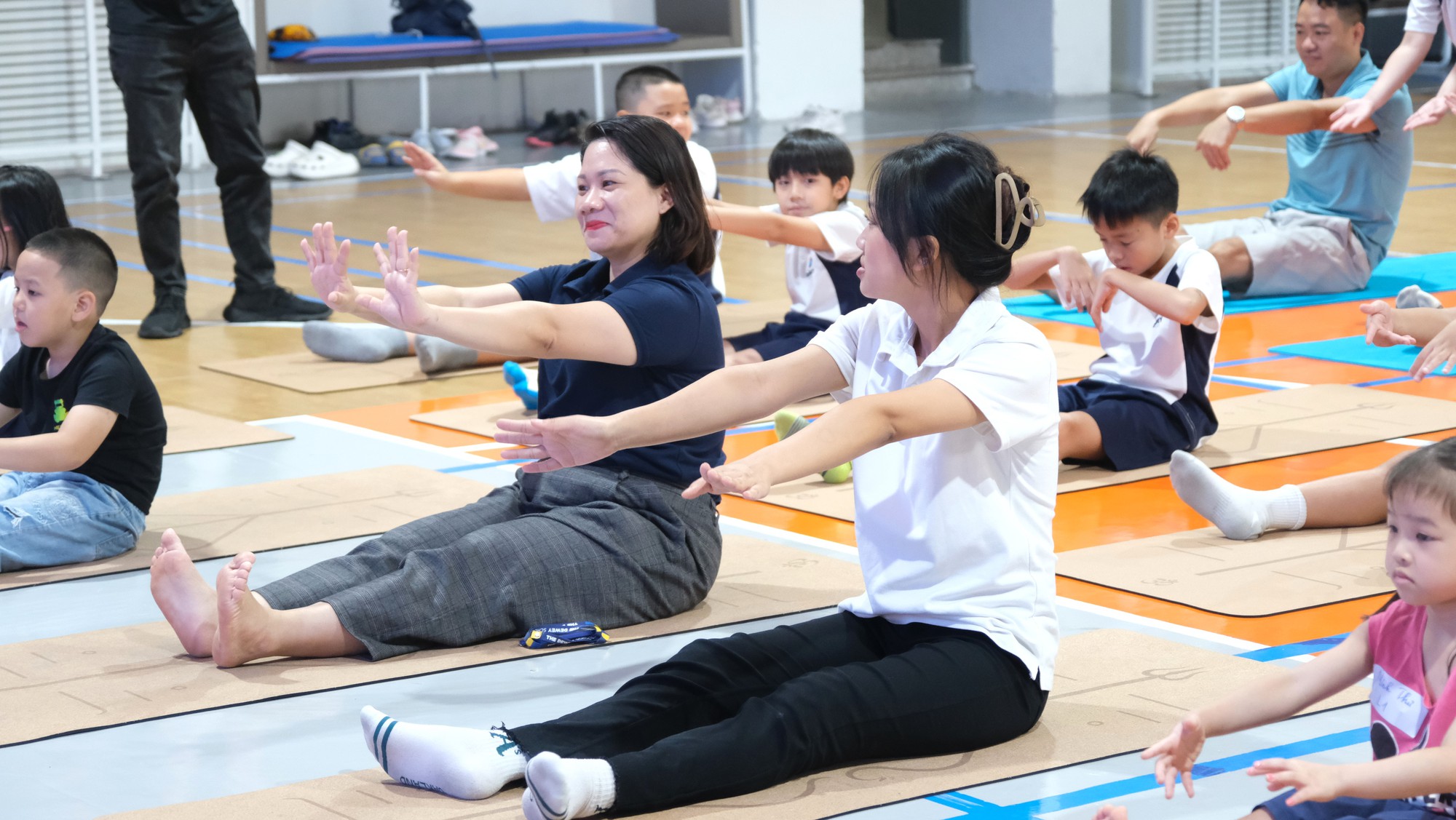 Học sinh lớp 4 "Đưa yoga về nhà" tạo cơ hội gắn kết gia đình - Ảnh 2. Học sinh lớp 4 "Đưa yoga về nhà" tạo cơ hội gắn kết gia đình - Ảnh 2.