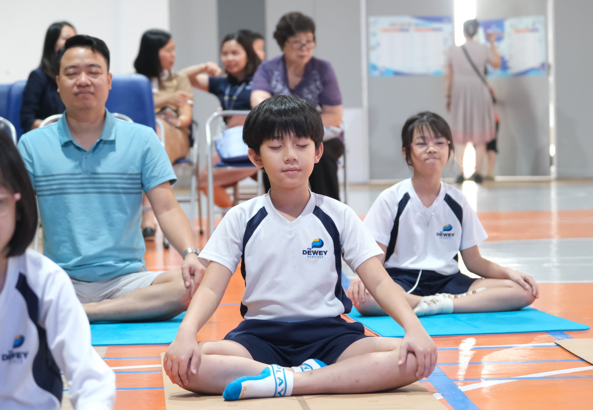Học sinh lớp 4 "Đưa yoga về nhà" tạo cơ hội gắn kết gia đình - Ảnh 1. Học sinh lớp 4 "Đưa yoga về nhà" tạo cơ hội gắn kết gia đình - Ảnh 1.