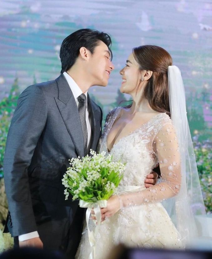 Đám cưới Kimmy Kimberley - Mark Prin tại Bangkok: Cô dâu chú rể trao nhau nụ hôn ngọt ngào trước ống kính truyền thông - Ảnh 4.