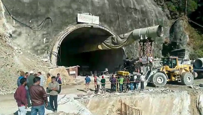 Sập đường hầm đang xây dựng ở Ấn Độ, 36 công nhân mắc kẹt - Ảnh 1.
