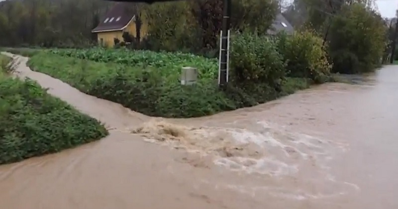 Mưa lớn gây ngập lụt nghiêm trọng tại Pháp - Ảnh 1.