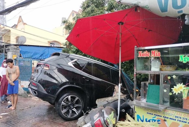 TPHCM: Ô tô 7 chỗ gây tai nạn liên hoàn, cô gái tử vong, nhiều người bị thương - Ảnh 2. TPHCM: Ô tô 7 chỗ gây tai nạn liên hoàn, cô gái tử vong, nhiều người bị thương - Ảnh 2.