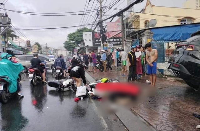 TPHCM: Ô tô 7 chỗ gây tai nạn liên hoàn, cô gái tử vong, nhiều người bị thương - Ảnh 1. TPHCM: Ô tô 7 chỗ gây tai nạn liên hoàn, cô gái tử vong, nhiều người bị thương - Ảnh 1.