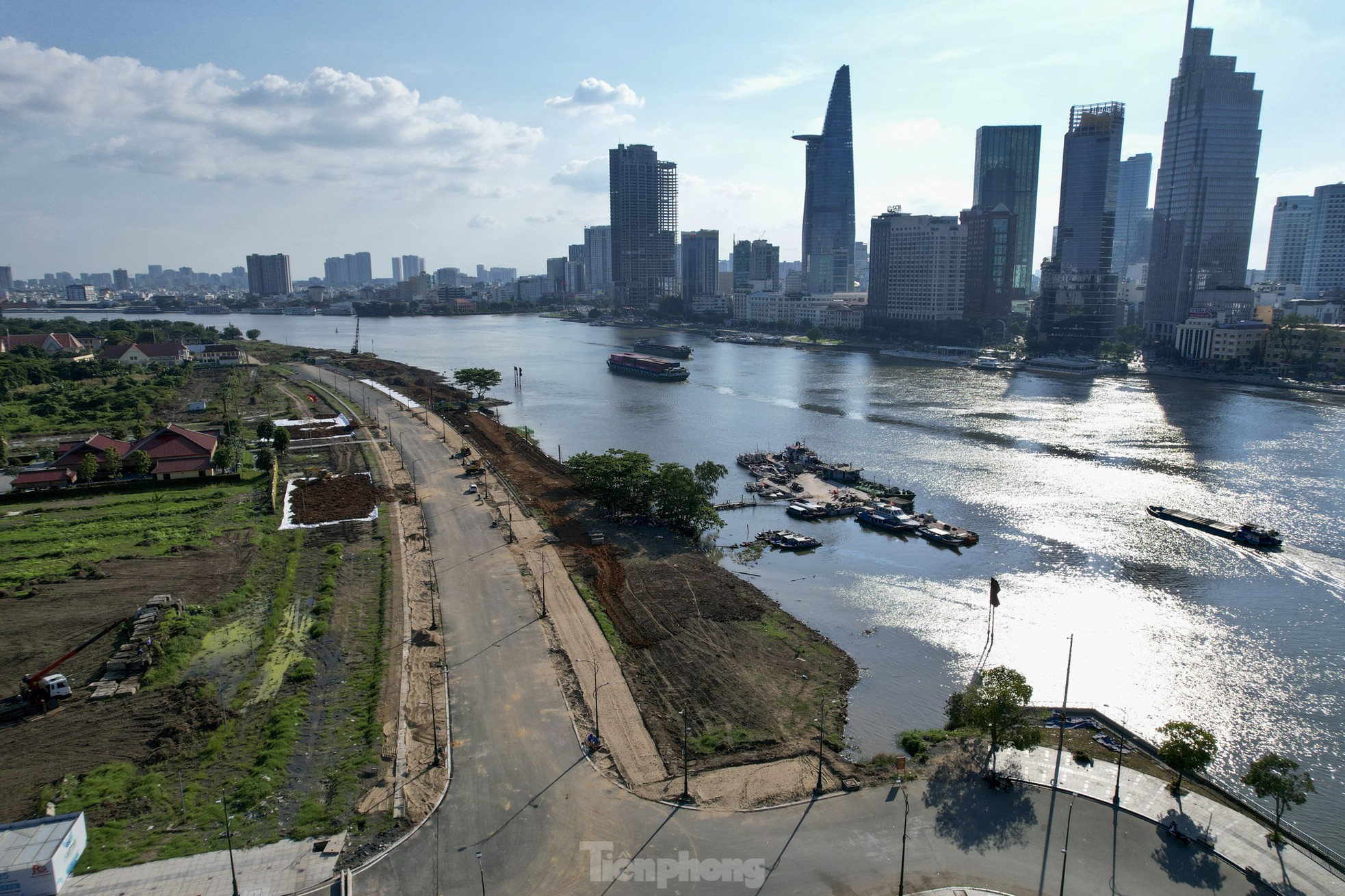 Cận cảnh thi công cải tạo bờ đông sông Sài Gòn đón Tết - Ảnh 10.