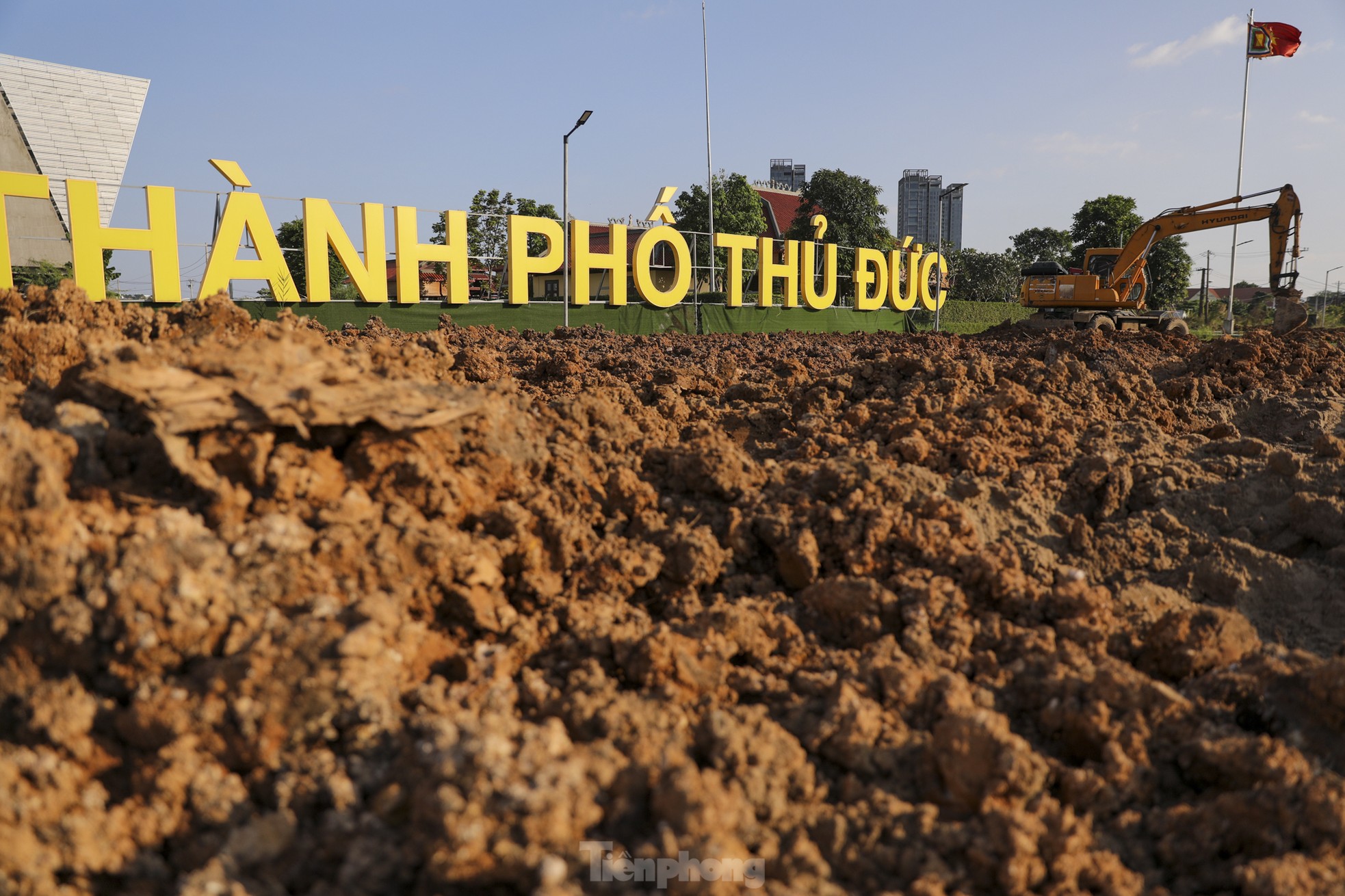 Cận cảnh thi công cải tạo bờ đông sông Sài Gòn đón Tết - Ảnh 6.
