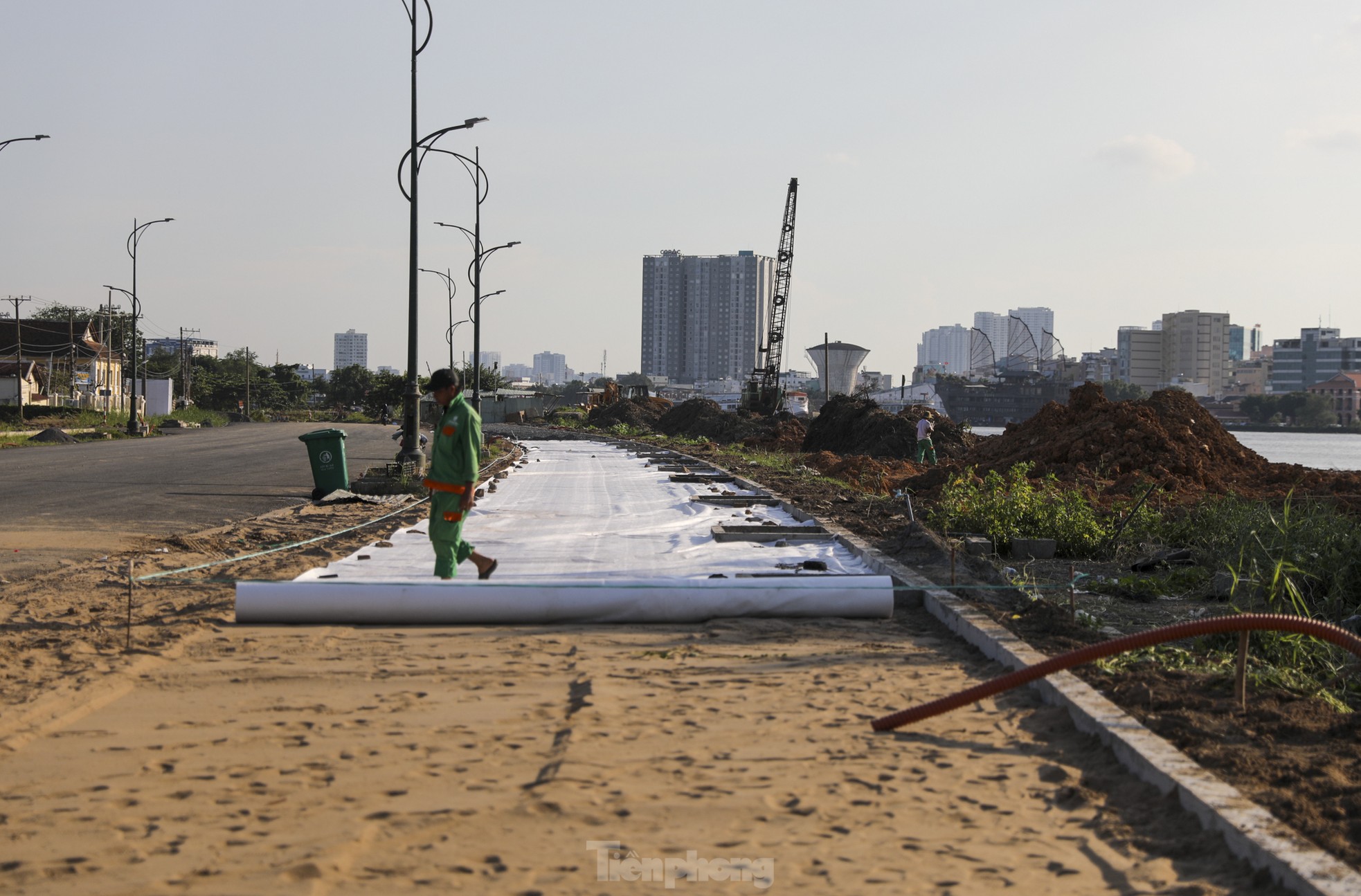 Cận cảnh thi công cải tạo bờ đông sông Sài Gòn đón Tết - Ảnh 9.
