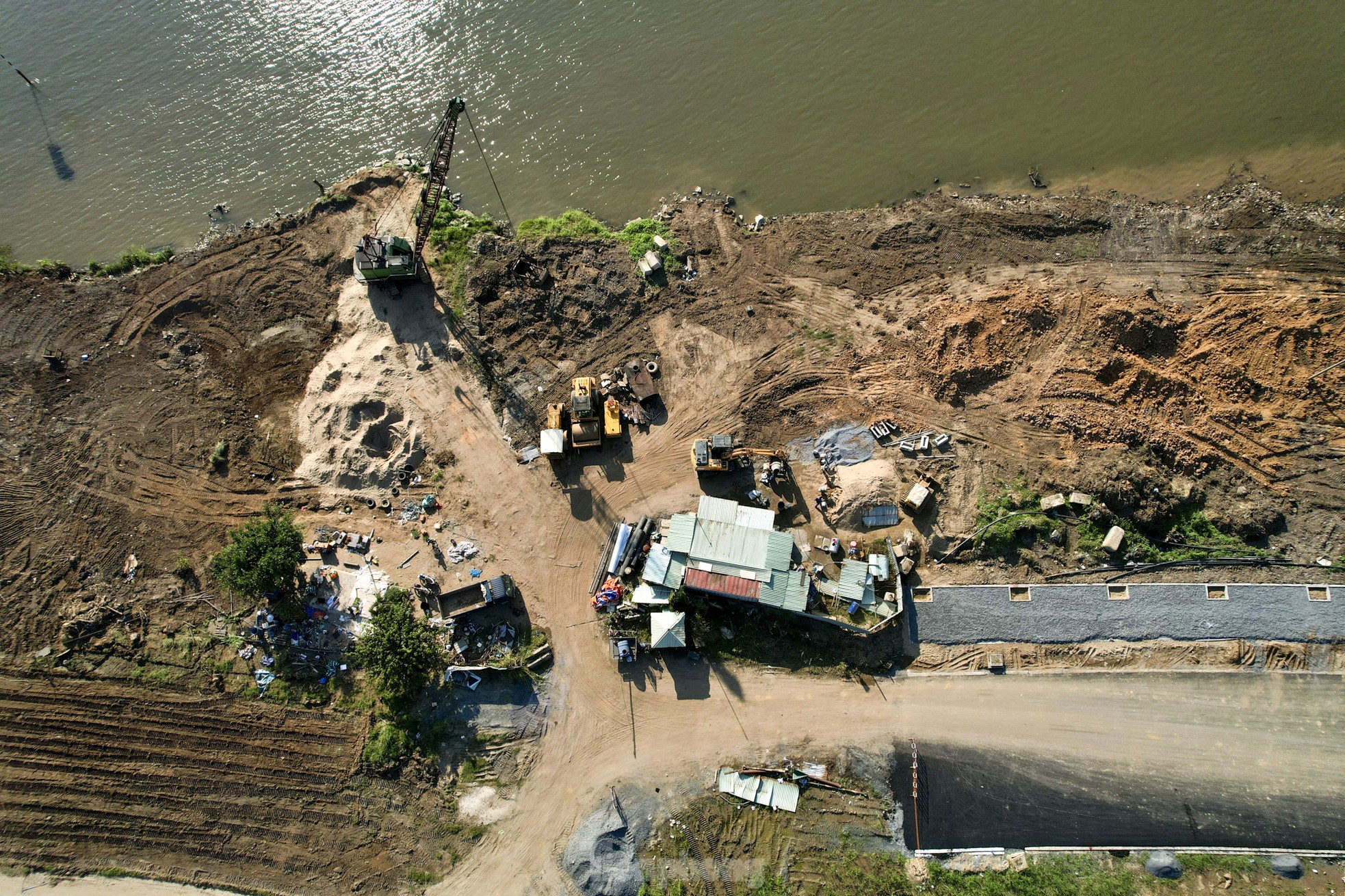 Cận cảnh thi công cải tạo bờ đông sông Sài Gòn đón Tết - Ảnh 3.